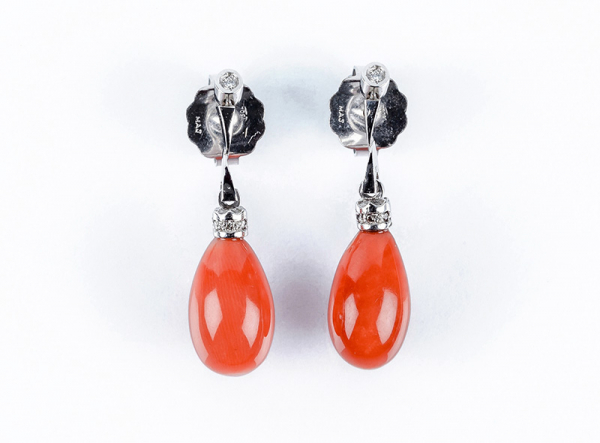 Pendientes largos en oro blanco, con un diamante talla brillante en chatón, y una bonita lágrima de coral rojo