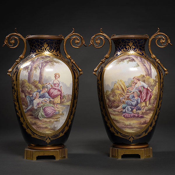 Pareja de jarrones es porcelana estilo S&eacute;vres y bronce dorado del siglo XX.
