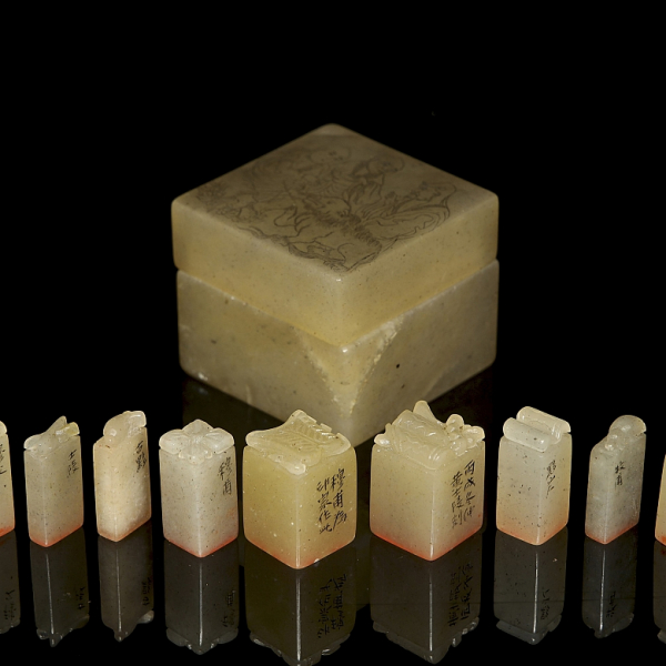 Juego de nueve sellos con caja de jade, dinast&iacute;a Qing.