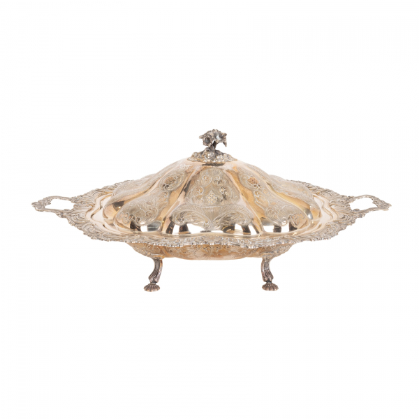 Legumbrera con tapa en plata espa&ntilde;ola punzonada con decoraci&oacute;n cincelada y de motivos vegetales en relieve, s.XX 