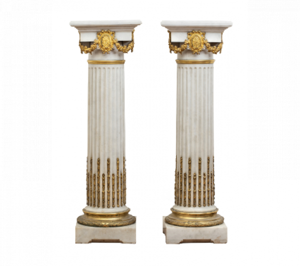 Graux-Marly, fundidor. 8. R. du Parc Royal, Paris. Firmadas en la base. Pareja de columnas de mármol y bronce aplicado, con las iniciales "MC" entrelazadas, con corona de marqués. Francia, tercer cuarto del S. XIX.