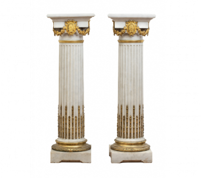 Graux-Marly, fundidor. 8. R. du Parc Royal, Paris. Firmadas en la base. Pareja de columnas de mármol y bronce aplicado, con las iniciales &quot;MC&quot; entrelazadas, con corona de marqués. Francia, tercer cuarto del S. XIX.