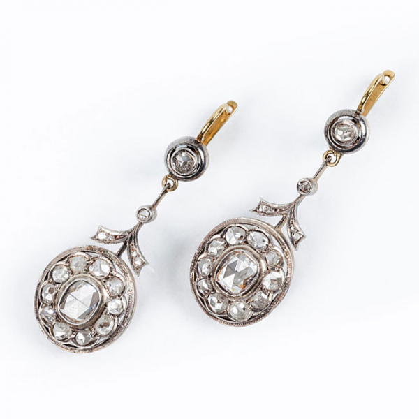 Muy bellos pendientes antiguos, largos, en oro amarillo 18 K, con gran rosetón de limpios y blancos diamantes