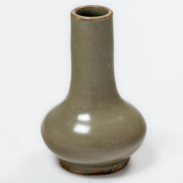 Jarrón en porcelana china de color gris de la Dinastía Qing (1636-1912)