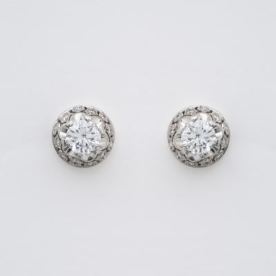Pendiente en oro y vistas en platino con diamante central talla brillante y orla calada de diamantes talla 8/8, c.1930.