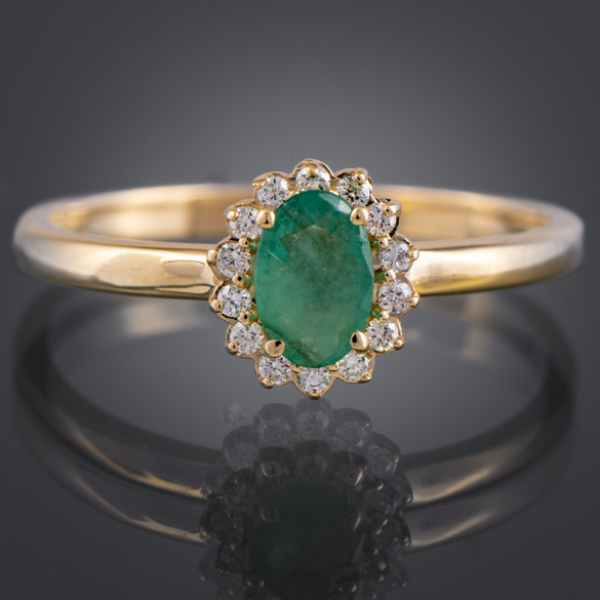 Anillo en oro amarillo de 18 kt con esmeralda central y orla de brillantes.