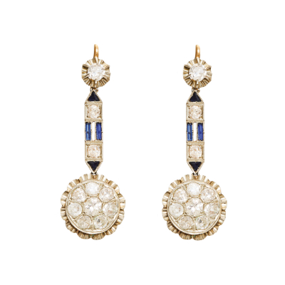 Pendientes Art Deco en oro y vistas en platino con diamantes talla brillante antigua y símiles de zafiro azul tallas triángulo y baguette, c.1930.