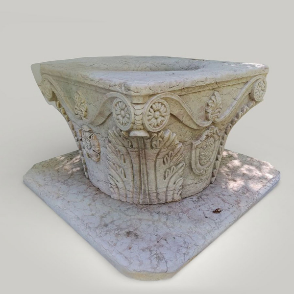 Elegante pozo monumental cuadrado de m&aacute;rmol biancone con basamento, Italia, siglo XX.
