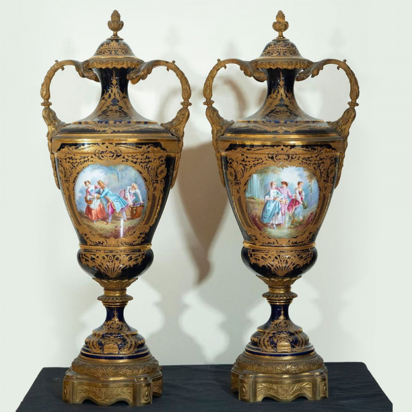 Elegante Gran Pareja de Jarrones en porcelana de Sèvres "Bleu Royale" pintados y esmaltados a mano, trabajo francés del siglo XIX. 