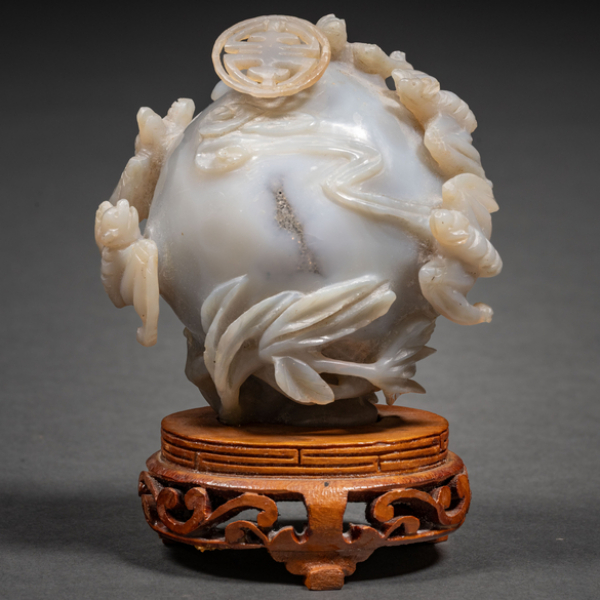 "Nube de murciélagos" Grupo escultórico en piedra de ágata tallado del siglo XX.