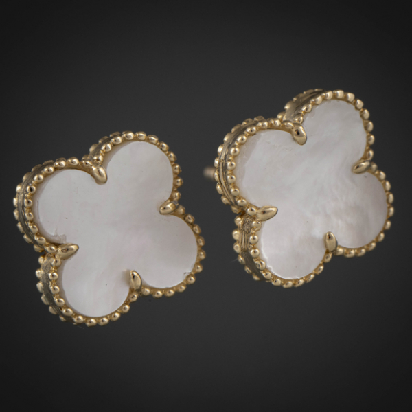 Pareja de pendientes en oro amarillo de 18 kt y nácar estilo Van Cleef.