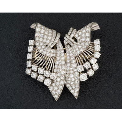 Extradordinario broche de platino de doble clip con brillantes y diamantes calibrados.