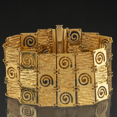 Pulsera ancha en oro amarillo de 18 kt Decorada con motivos geométricos.