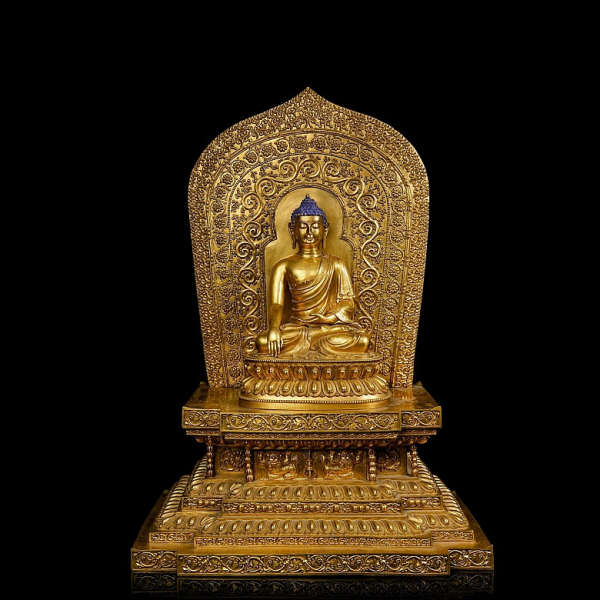 Altar de bronce dorado "Shakyamuni", dinastía Qing.  Excepcional altar budista, realizado en bronce cubierto con un suntuoso acabado dorado.