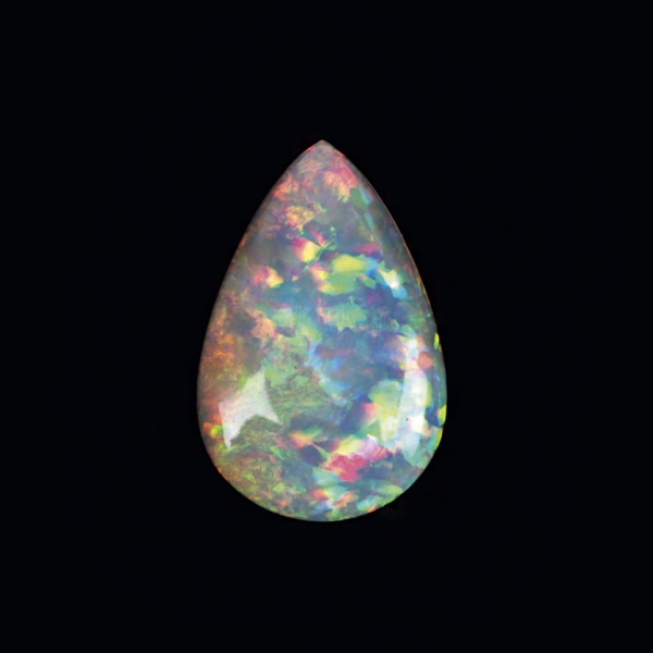 Gran ópalo noble de 59,68 cts, talla pera con muy bello juego de colores.