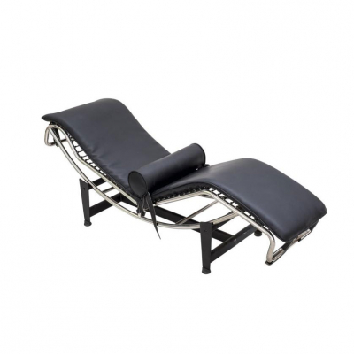 Chaise Longue LC4 diseño de Le Corbusier S. XX.   Acero tubular con tapicería en cuero negro. 