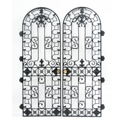 Pareja de puertas en hierro en forma de capilla con decoraci&oacute;n geom&eacute;trica, vegetal y flores con tiradores en metal.   &Eacute;poca: Mediados S. XX