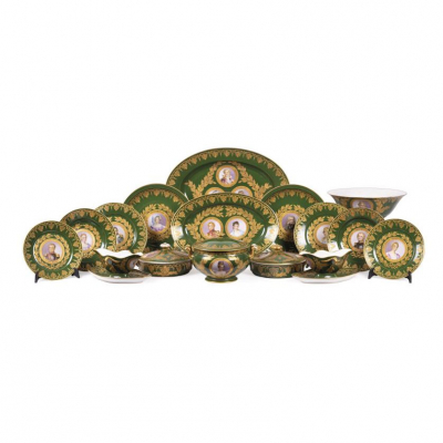 Vajilla completa de la Manufactura Imperial de Sèvres c. 1810.  En porcelana esmaltada, vidriada y dorada. 