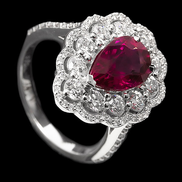 Sortija rosetón en oro blanco con zafiro rosa de Ceylan talla perilla, 2,38 ct aprox. y doble orla y brazos de diamantes