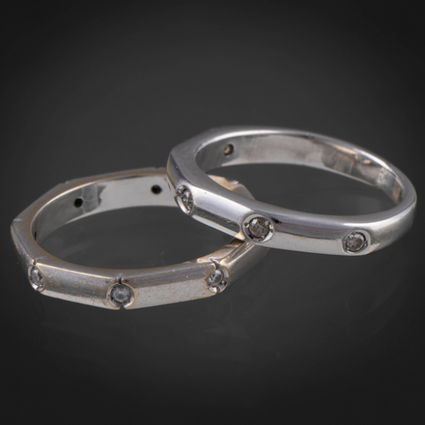 Conjunto de dos anillos octogonales en oro blanco de 18kt con brillantes.