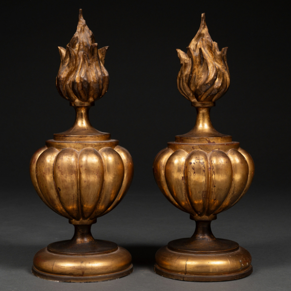 Pareja de remates en forma de llama en madera tallada y dorada del siglo XVIII