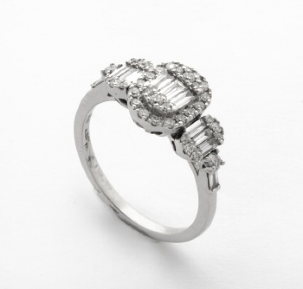 Sortja en oro blanc y diamantes talla baguette centrales orlados de diamantes talla brillante