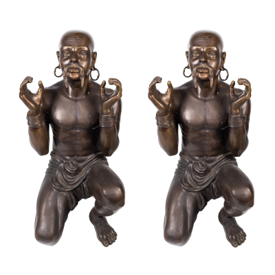 Pareja de guerreros orientales en bronce patinado, s.XX. Con posibilidad de convertirlo en soporte para mesa.