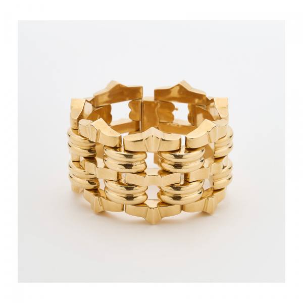 Pulsera calada en oro con dos bandas centrales de eslabones gallonados, c.1950.