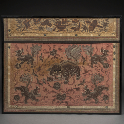 Fragmento de seda bordada del siglo XIX.