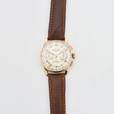 ULTIMOR. Reloj cron&oacute;grafo suizo de pulsera. En oro y correa de piel, c. 1940. 
