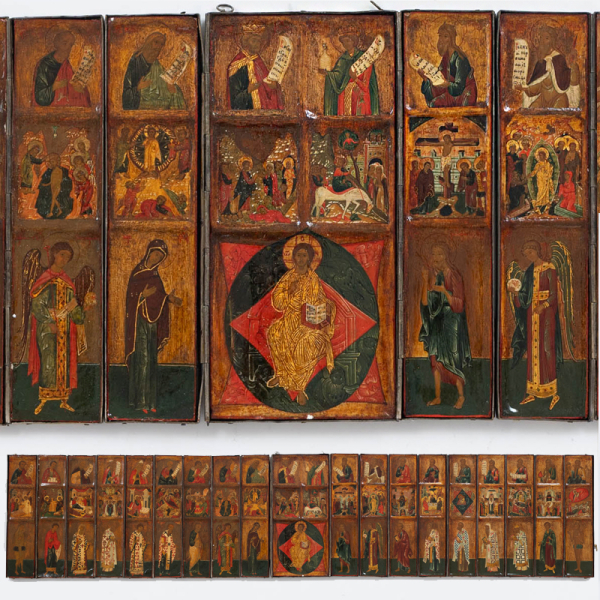 Icono plegable de viaje de diecinueve hojas pintadas con témpera sobre madera.  Escuela Rusa de finales del siglo XIX