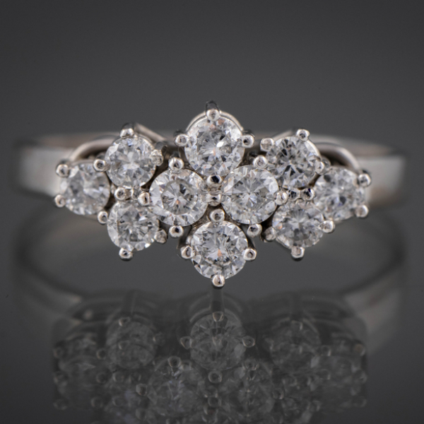 Anillo en oro blanco de 18kt con brillantes.