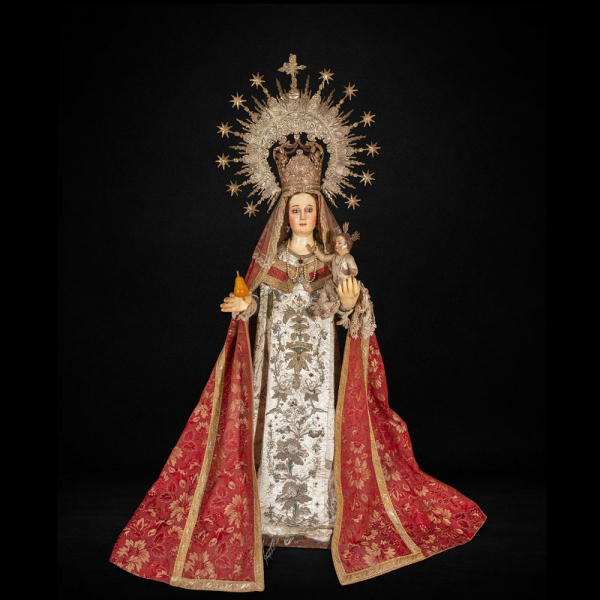 Gran Virgen de la Pera colonial peruana del Siglo XVII.   Talla de vestir en madera policromada. 