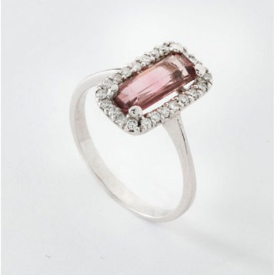 Sortija en oro blanco con turmalina central y orla de diamantes talla brillante
