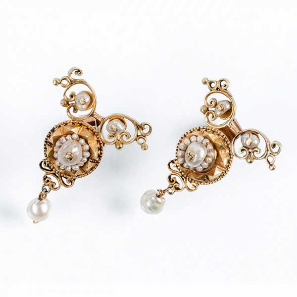 Pendientes antiguos en filigrana de oro amarillo 20 K, con un rosetón calado y perlita colgante, decorados con perlitas aljófar. S XVIII.