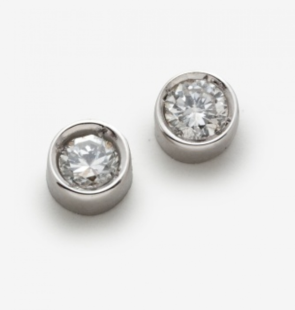Pendientes en oro blanco y diamante talla brillante con un peso total de 0,56 cts.