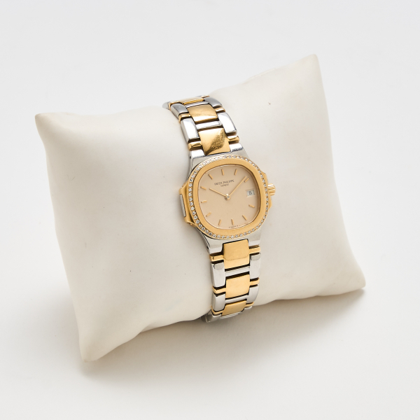 PATEK PHILIPPE» Nautilus». Reloj de pulsera para señora. En acero, oro y bisel con diamantes talla brillante. Ref.4700/052, c.1980.