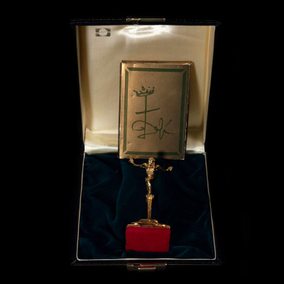 Salvador Dalí (Figueras, 1904 - Figueras, 1989) &quot;San Juan de la Cruz&quot; en oro macizo de Ley 18K, con certificado y caja original. 