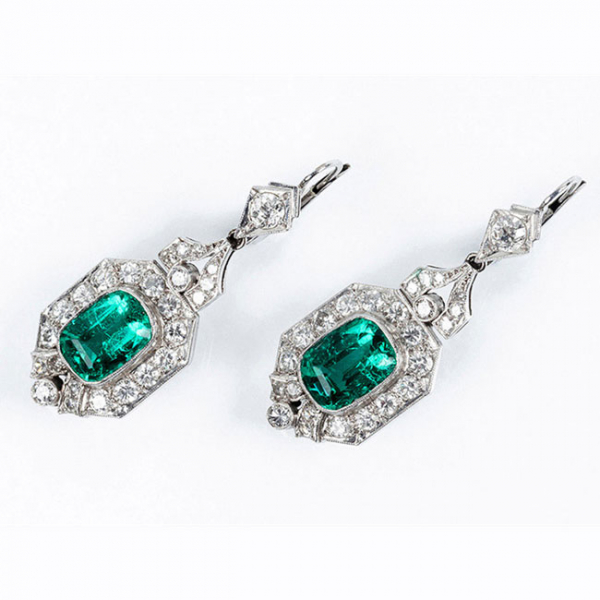 Bellos pendientes largos antiguos, en montura de platino con esmeralda y limpios y blancos diamantes talla brillante
