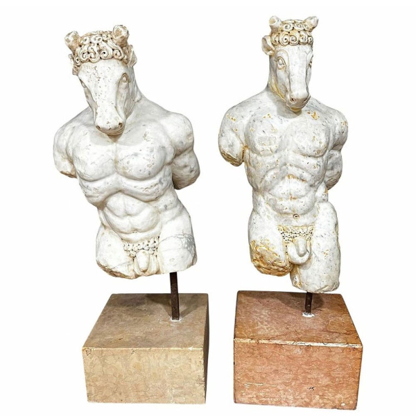 Pareja de figuras del "Minotauro" de la Escuela italiana, estilo barroco, siglo XVII.  Realizadas en mármol y mármol Rosso di Verona