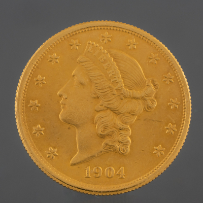 Moneda de veinte dólares de Estados Unidos en oro amarillo.