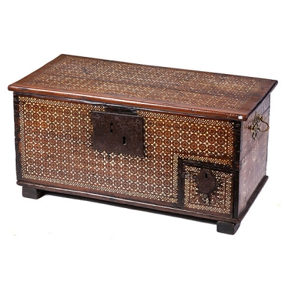 Antigua arqueta aragonesa de nogal y hueso