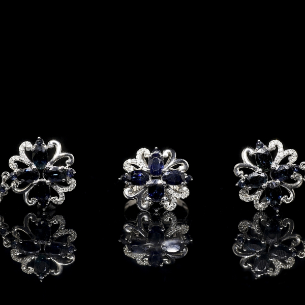 Conjunto en oro blanco de 18K con zafiros y diamantes. 