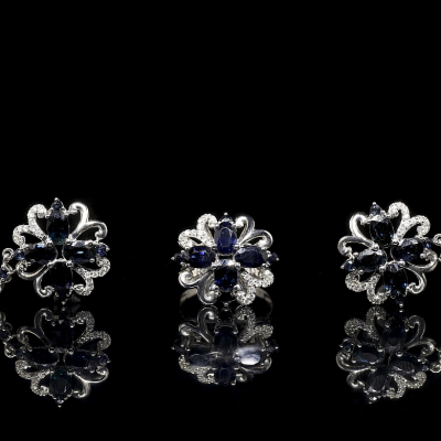 Conjunto en oro blanco de 18K con zafiros y diamantes. 