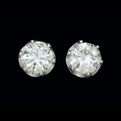 Pendientes de oro blanco de 18 K. con brillantes (uno con culet abierto) de un peso total de 6,08 cts.