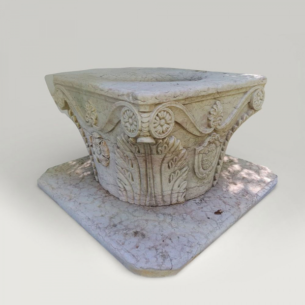 Elegante pozo monumental cuadrado de mármol biancone con basamento, Italia, siglo XX.