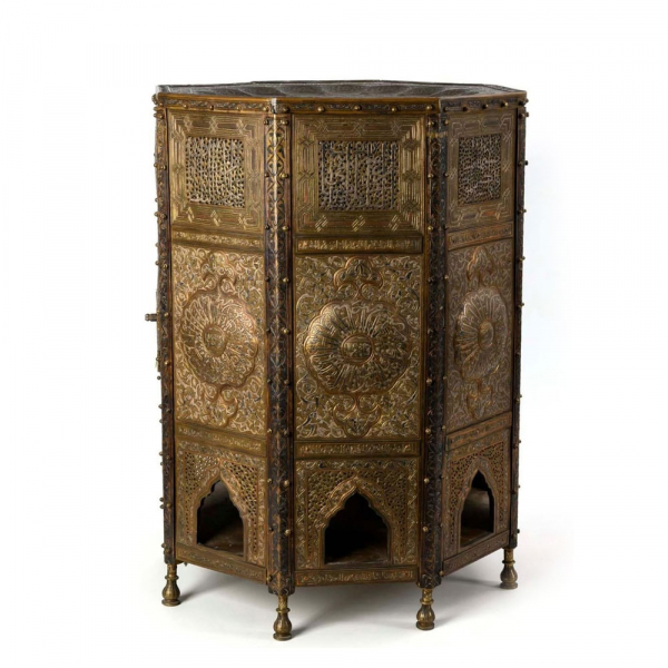 Espectacular armario de farmacia Otomano en cobre repujado y dorado, siglo XIX. 