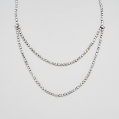 Gargantilla tipo rivi&egrave;re en oro blanco con dos tiras centrales de diamantes talla brillante engastados en chat&oacute;n y unidas por motivos de diamantes talla baguette.