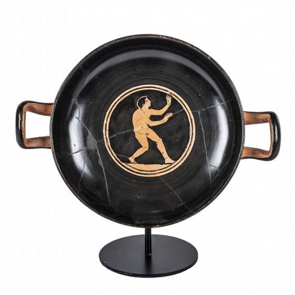 Fino kylix ático elaborado en cerámica de figures rojas con un atleta desnudo entrenando. Grecia. Ática. S. V.a.C.