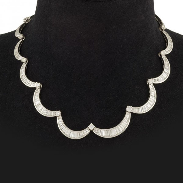 Collar de platino con diamantes talla trapecio calibrados y brillantes engastados en garras.